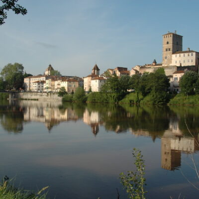 Uitzicht op Cahors aan de overkant van breed water