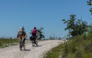 Twee fietsers op de camino, op de rug gezien