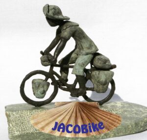 beeldmerk Jacobike, fietspelgrim met ervoor een schelp met de tekst Jacobike