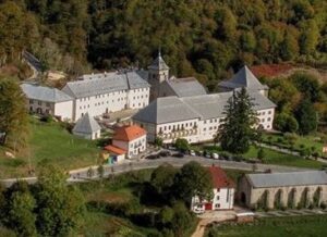 Het klooster- en herbergcomplex in Roncesvalles vanuit de lucht