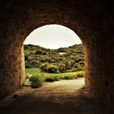 Tunnel met uitzicht op zonnig landschap aan het eind