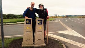 Achter de twee paaltjes die de weg wijzen naar respectievelijk Muxia en Finisterre staan Ralph en Rient. 