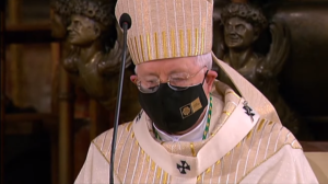 Aartsbisschop met zwart caminomondkapje