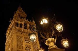 toren kathedraal sevilla bij nacht