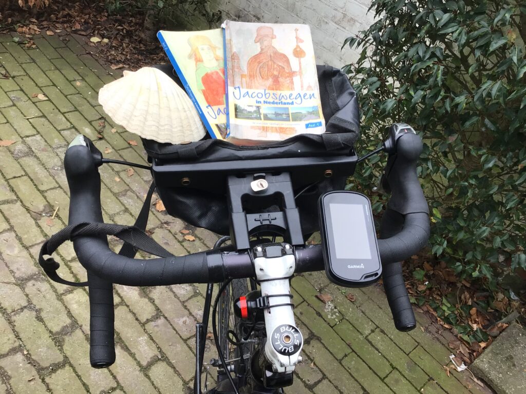 fietsstuur met jacobsschelp en fietsrouteboekjes