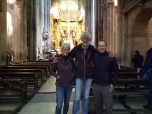 Tijmen, Joke en Tristan in de kathedraal in Santiago de Compostela