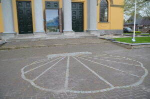 Schelp in het plaveisel voor de Groate Kerk