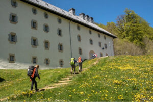 Albergue Roncesvalles met enkele wandelaars