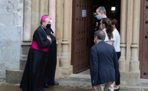 Koining Philp met de prior, de aartsbisschop van Pamplona en de bisschop van Tudela