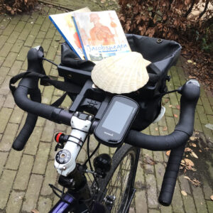 fietsstuur met schelp, routeboekjes en GPS