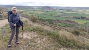 Celine Heijboer tegen een vergezicht in bergachtig landschap