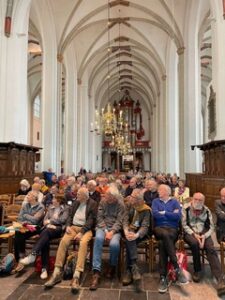 Interieur Jacobikerk met bezoekers van de najaarsbijeenkomst