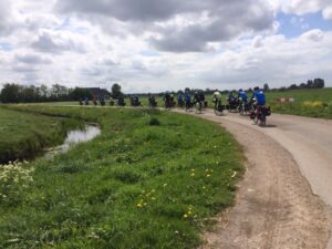 Fries landschap met rij fietspelgrims