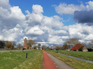 landschap met kerkje van Swichum in de verte