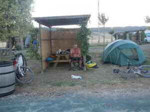 fietspelgrim repareert een fiets op een picknick/kampeerplek