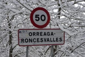 Bord gemeentegrens Orreaga-Roncesvalles in de sneew