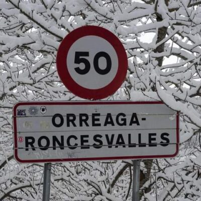 Bord gemeentegrens Orreaga-Roncesvalles in de sneew