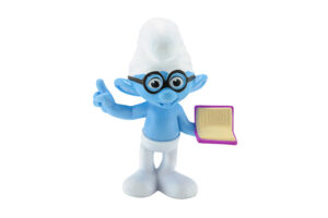Smurf met bril in lerarenhouding met een boek in de hand