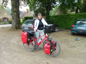 Pelgrim Ingeborg met haar zwaarbeladen fiets