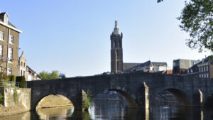 stenen boogbrug over de Roer die pelgrims passeren op weg naar de kathedraal van Roermond