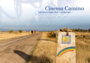 Ansichtkaart Cinema Camino met landschap en caminozuil met schelp en regenboogsymbool