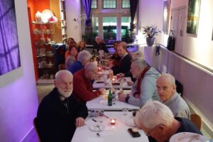 Café Saint Jacques Regio Arnhem Nijmegen pelgrims aan lange tafel
