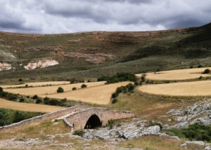 wijds landschap met Romaanse brug bij Caracena Spanje
