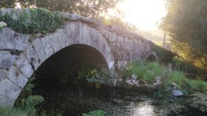 Waterloop met Romeinse brug in tegenlicht