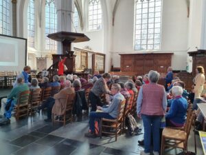 Astrid Aansorgh werpt snoepgoed het publiek in in de Jacobikerk