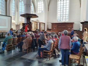 Astrid Aansorgh werpt snoepgoed het publiek in in de Jacobikerk