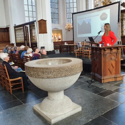 Jacobikerk Utrecht Astrid Aansorgh tijdens haar presentatie op de voorjaarsbijeenkomst