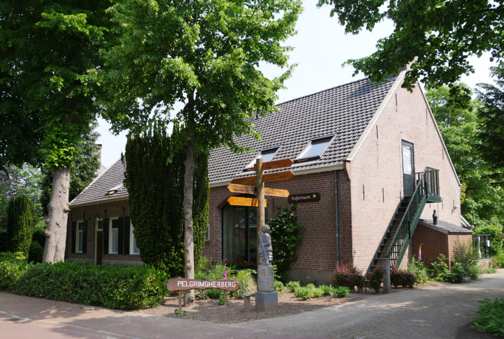 Pelgrimsherberg Kafarnaüm met daarvoor een paal met richtingaanwijzers