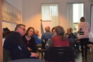 impressie workshop Aandacht & Spiritualiteit mensen die naar elkaar luisteren