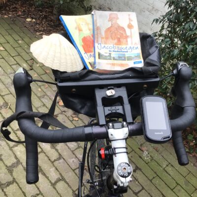 fietsstuur met schelp, GPS en routeboekjes