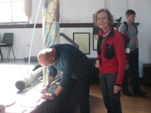Gerlof Katuin zet pelgrimsstempel bij het informatiecentrum in Jacobiparochie