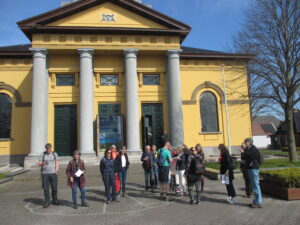 de groep docenten van csg Comenius voor de Groate Kerk van Jacobiparochie