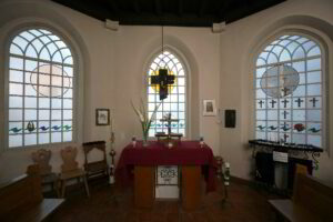 interieur Jacobskapel Nijmegen met altaar en glasinloodramen