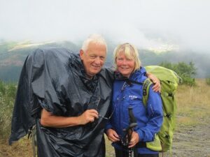 Joop en Els Cillessen gehuld in regenkleding