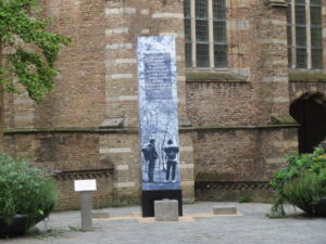 Het pelgrimsmonument bij de Sint Jacobskerk in Vlissingen