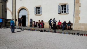 Een rij wachtende pelgrims bij de herberg in Roncesvalles