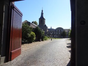 Abdij Rolduc, zicht op de kerk vanuit de poort