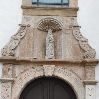Pelgrimsbeeld boven kerkportaal in Sauerland