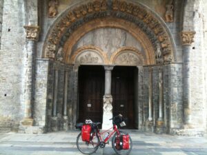 Geparkeerde fiets voor kerkportaal