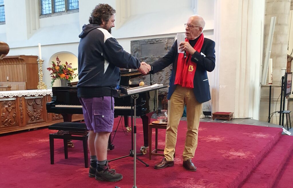 Cees Haasnoot bedankt pelgrim Mike Boddé voor een geweldig optredeneen spe