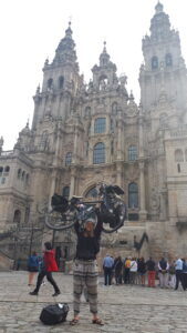 Astrid tilt fiets op voor de kathedraal van Santiago
