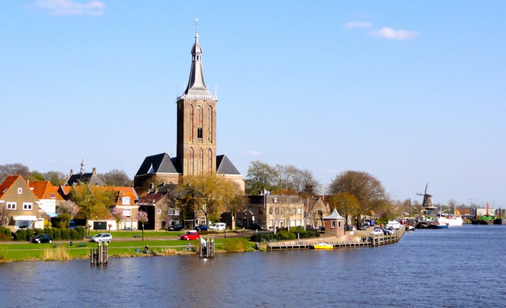 Zicht op Hasselt van over het water