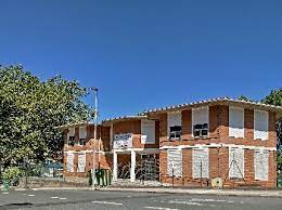 Albergue de peregrinos Irún buitenaanzicht met helderblauwe hemel