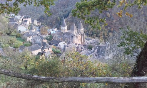 Blik op Conques van bovenaf