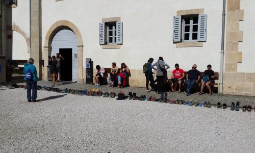 Een rij wachtende pelgrims bij de herberg in Roncesvalles