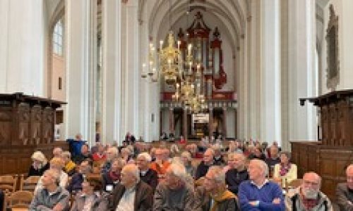 Interieur Jacobikerk met bezoekers van de najaarsbijeenkomst